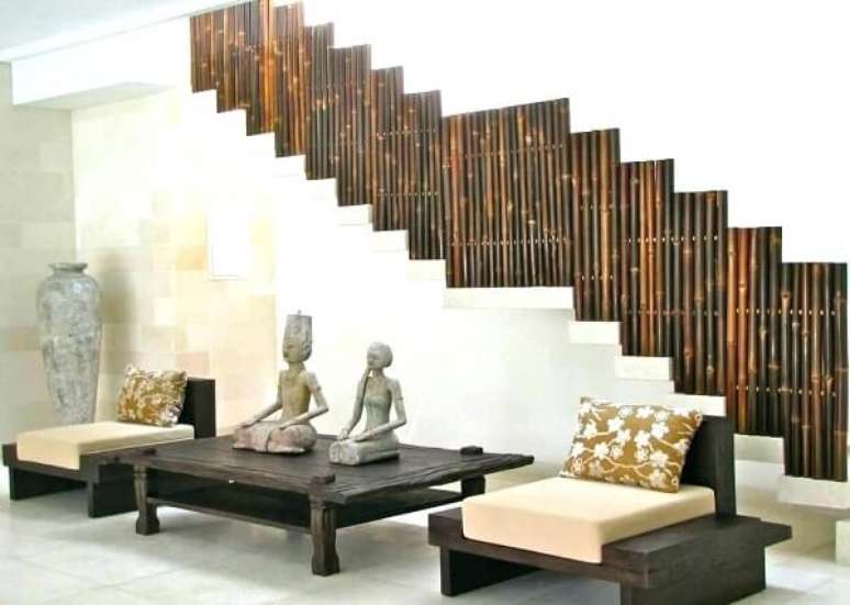 3. O guarda corpo da escada recebeu como acabamento a cerca de bambu. Fonte: Pinterest