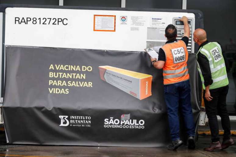 Chegada de doses da Coronavac no Aeroporto de Guarulhos, em São Paulo