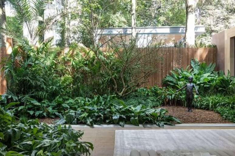 40. Jardim residencial com cerca de bambu ao fundo. Fonte: Casa Cor
