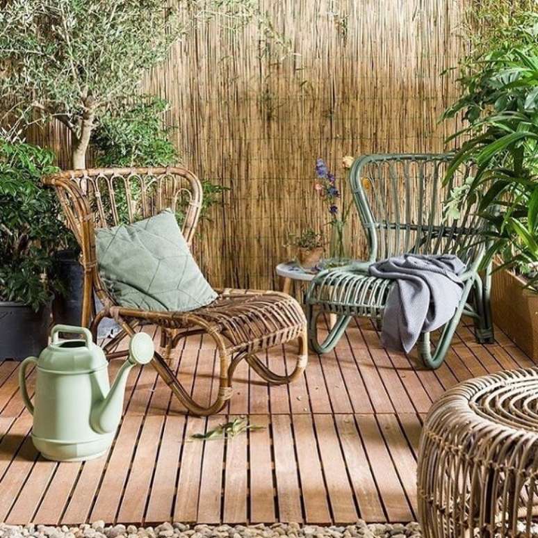 80. Terra&ccedil;o aconchegante com cerca de bambu e cadeira de madeira. Fonte: Pinterest