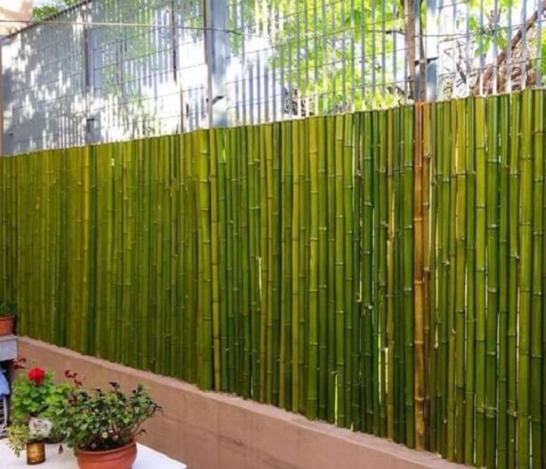 44. Cerca de bambu fixada em cima de uma base de concreto. Fonte: Pinterest