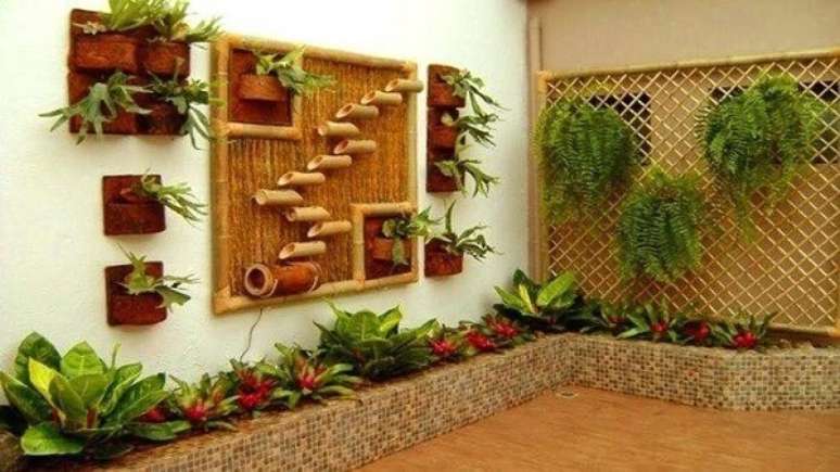 51. Cerca de bambu tran&ccedil;ado serviu de suporte para as samambaias do local. Fonte: Pinterest