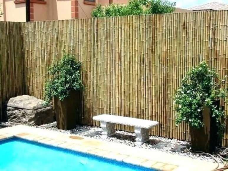 36. &Aacute;rea da piscina delimitada com cerca de bambu. Fonte: Deco Design