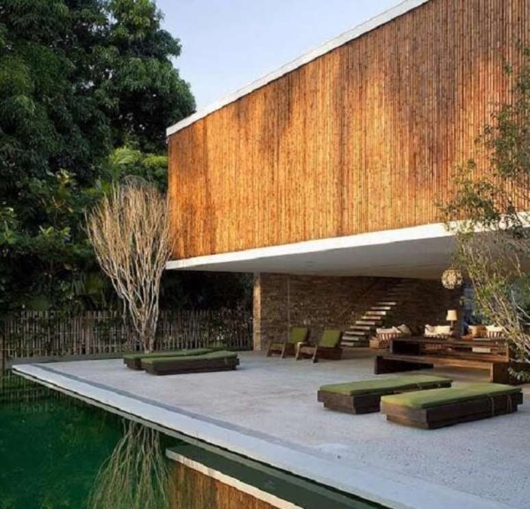 28. A cerca de bambu pode ser utilizada na fachada do im&oacute;vel. Fonte: Pinterest