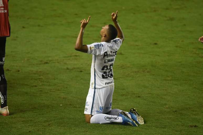 Lucas Braga vem agradando Cuca por sua aplicação tática (Foto: Ivan Storti/Santos FC)