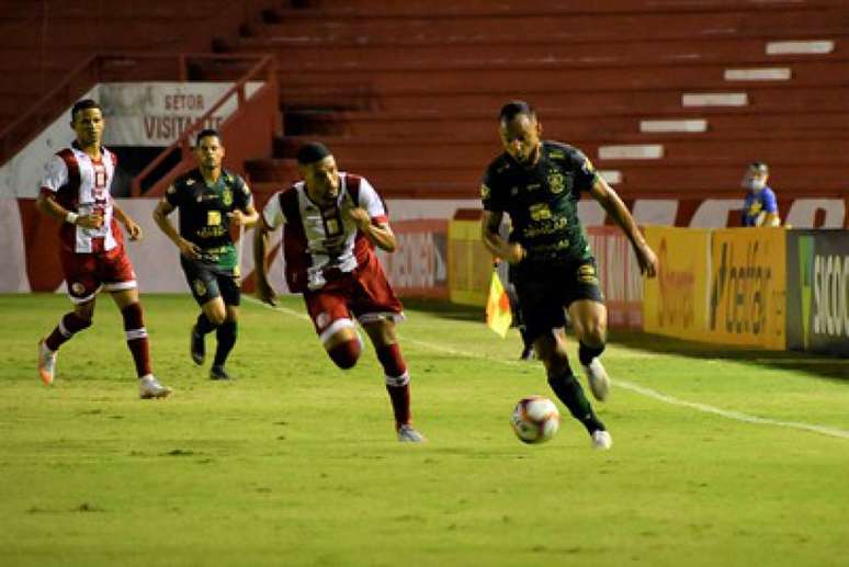 Timbu e Coelho fizeram um duelo com pouca inspiração ofensiva, apesar de muita vontade dentro de campo-(João Zebral/América-MG)