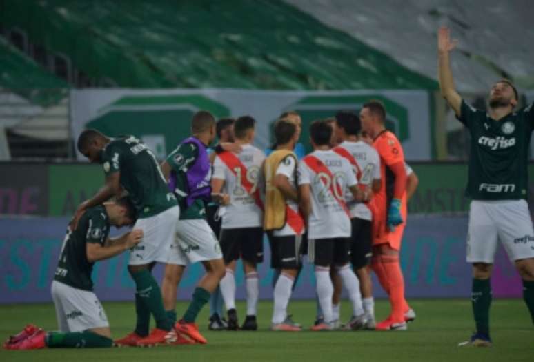 Jogadores do River cercam árbitro após apito final (Foto: AFP)