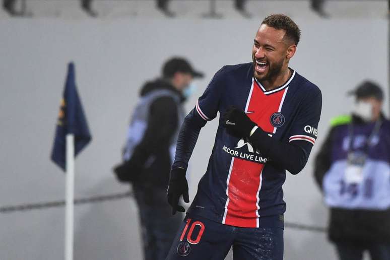 Neymar coloca mais um troféu para a sua conta no Paris Saint-Germain (Foto: DENIS CHARLET / AFP)