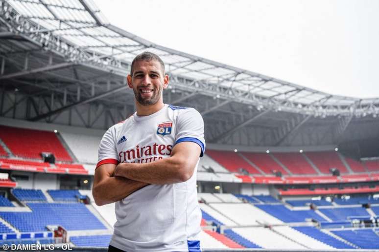 Islam Slimani assina com o Lyon até 2022 (Foto: Damien LG / Lyon)