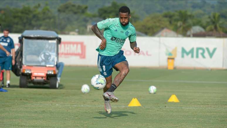 Gerson em ação nesta quarta: o meia será desfalque contra o Goiás, na segunda (Foto: Alexandre Vidal / Flamengo)