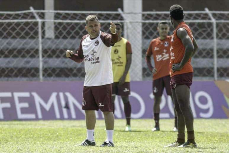 Após passagem no futebol paulista, Alex Alves terá oportunidade no futebol paranaense (Foto: Divulgação)