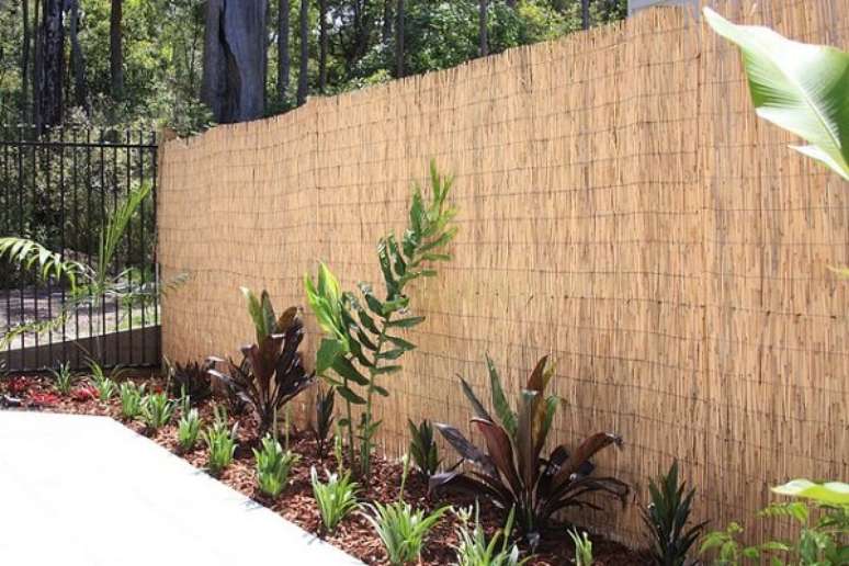 79. Pequeno jardim com cerca de bambu. Fonte: O Meu Jardim