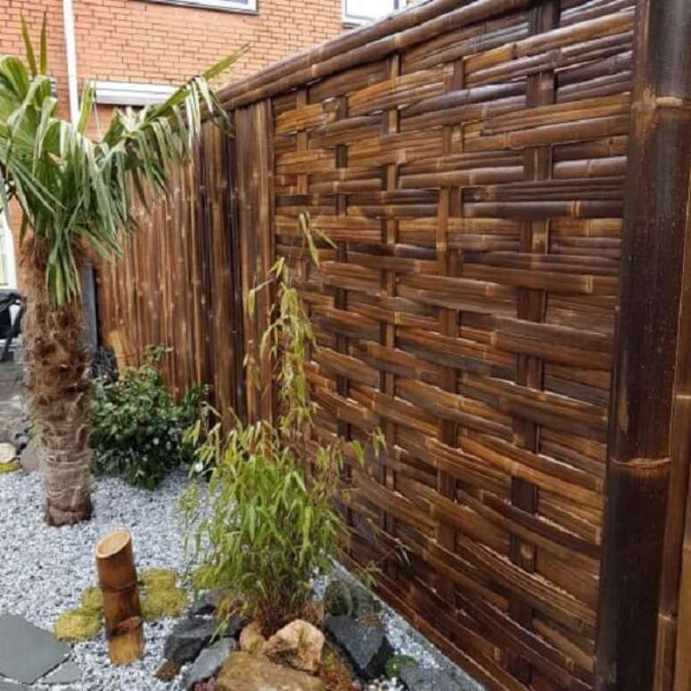 7. Cerca de bambu tran&ccedil;ado com acabamento mais unido. Fonte: Pinterest