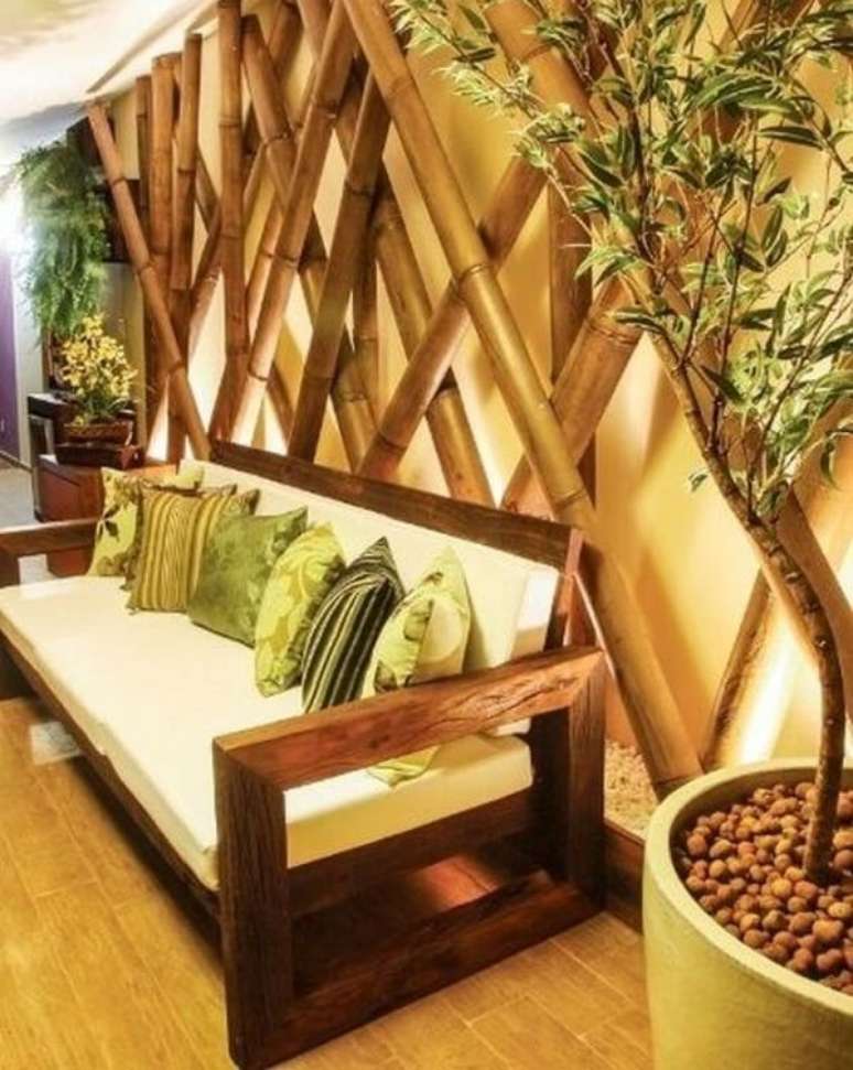 50. Cerca de bambu tran&ccedil;ado instalado em ambiente interno. Fonte: Pinterest