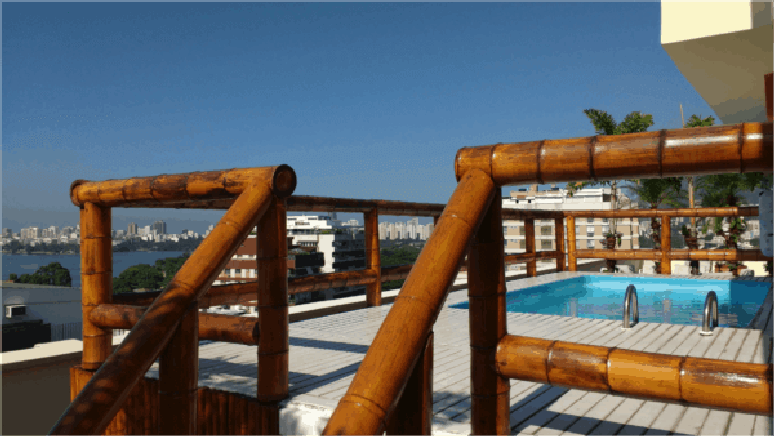 20. A &aacute;rea da piscina ficou ainda mais reservada com a presen&ccedil;a da cerca. Fonte: Pinterest