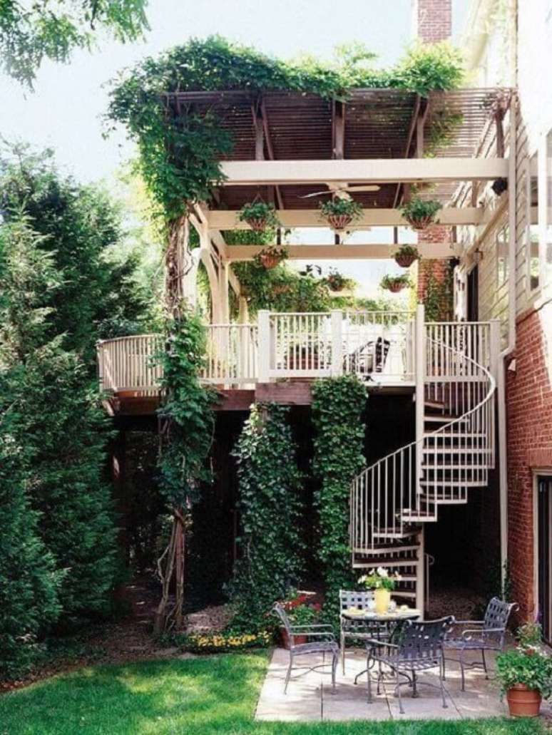 10. A escada caracol é ideal para casa de sobrado. Fonte: Pinterest