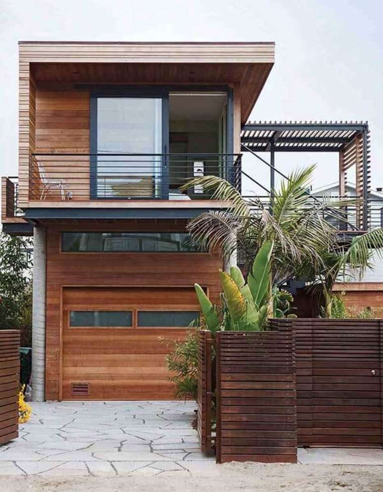 13. A madeira pode proporcionar arranjos modernos na fachada dessa casa sobrado. Fonte: Pinterest
