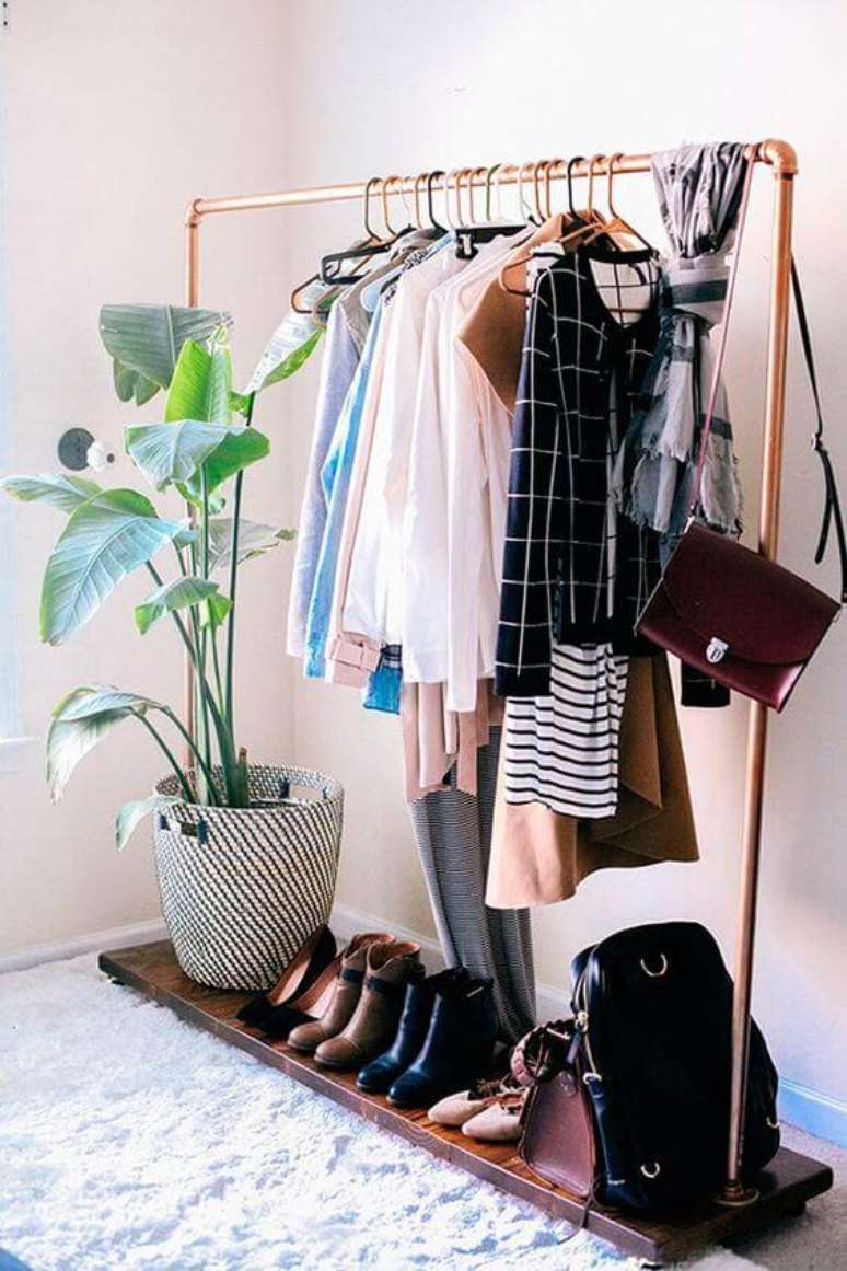 67. Use a arara para pendurar suas roupas no closet pequeno – Via: Pinterset