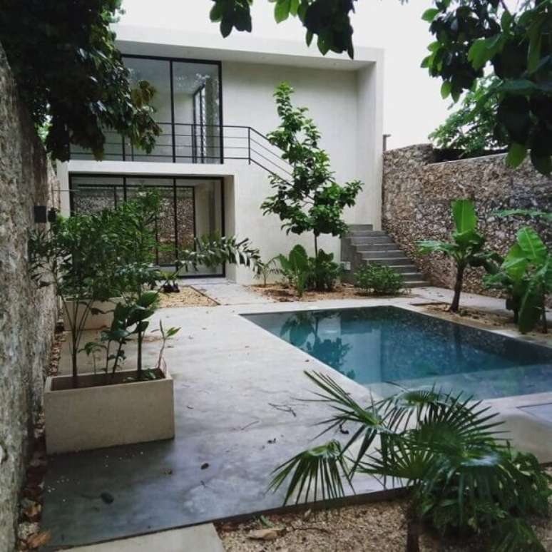 17. Área externa com piscina de uma casa sobrado. Fonte: Nauzet Rodríguez