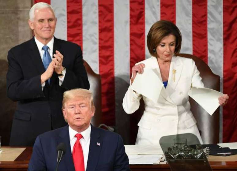 Mike Pence e Nancy Pelosi atrás do presidente Donald Trump, em fevereiro de 2020
