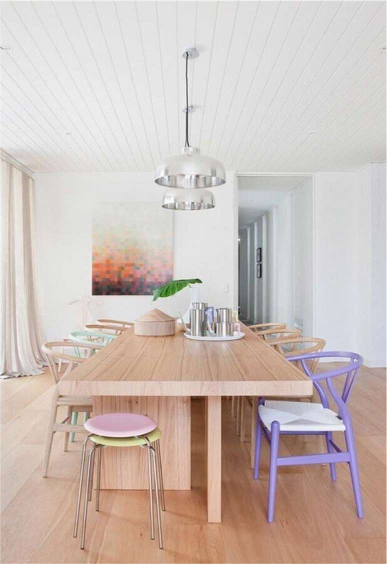 16. Cadeiras em candy colors para decoração com cores claras para sala de jantar – Foto: Jeito de Casa