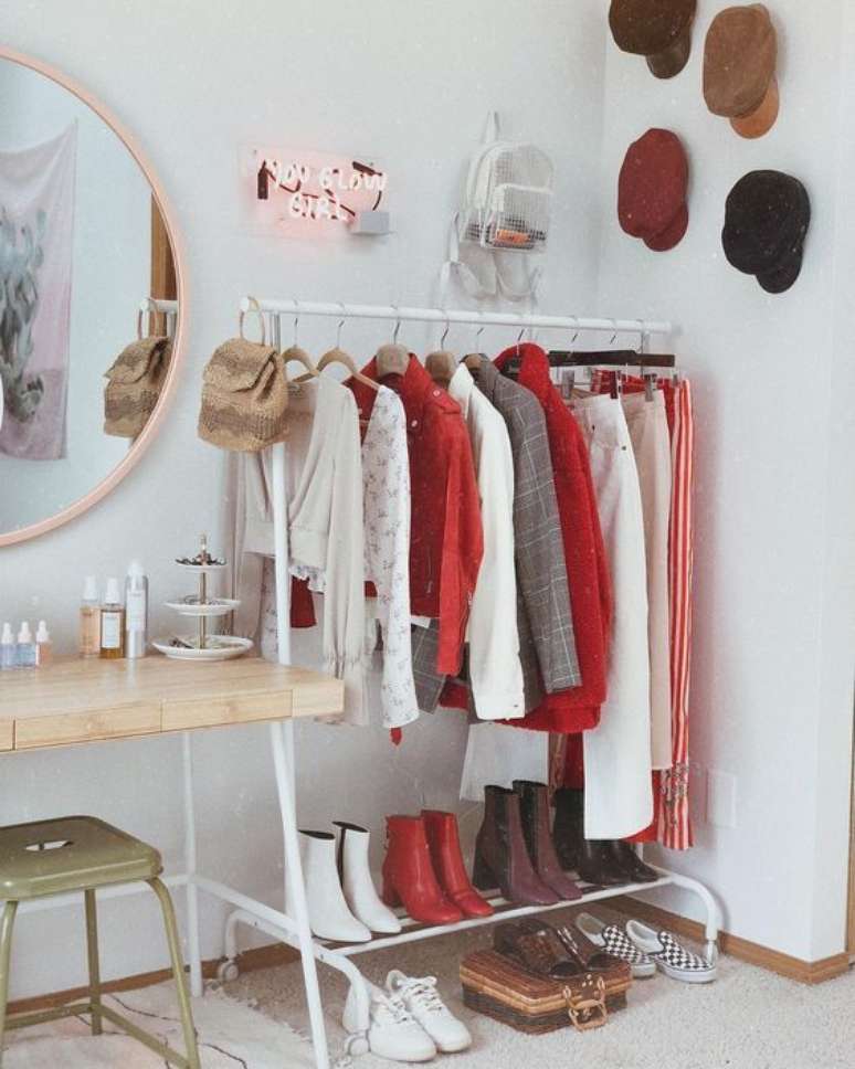 17. Closet modulado do lado da penteadeira – Via: Pinterest