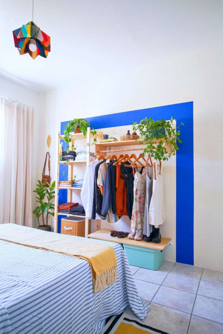 6. Como fazer um closet barato e simples no quarto pequeno – Via: Diycore