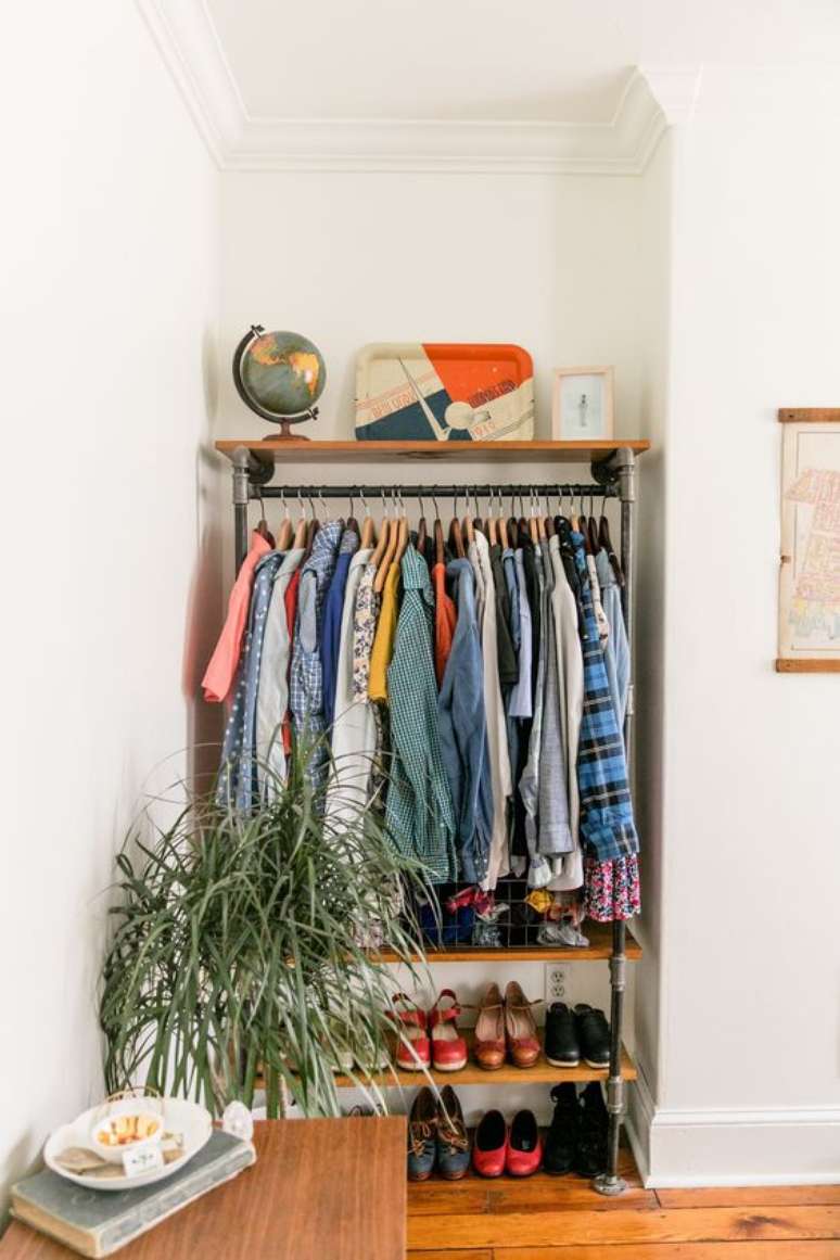 26. Aproveite os espaços do seu quarto para fazer um closet funcional – Via: Casa Vogue
