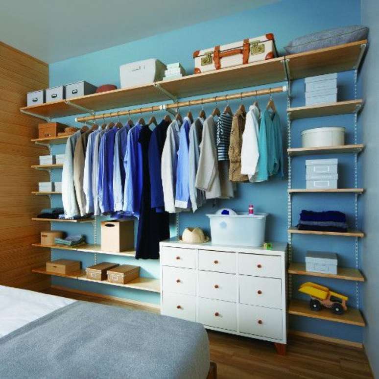 27. Use caixas organizadoras para fazer um closet – Via: Revista VD