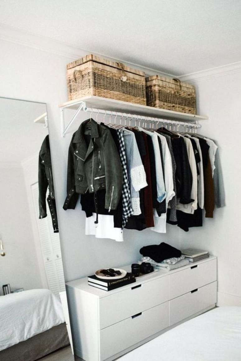 39. Não deixe de colocar um espelho bonito no closet – Via: Style Caster