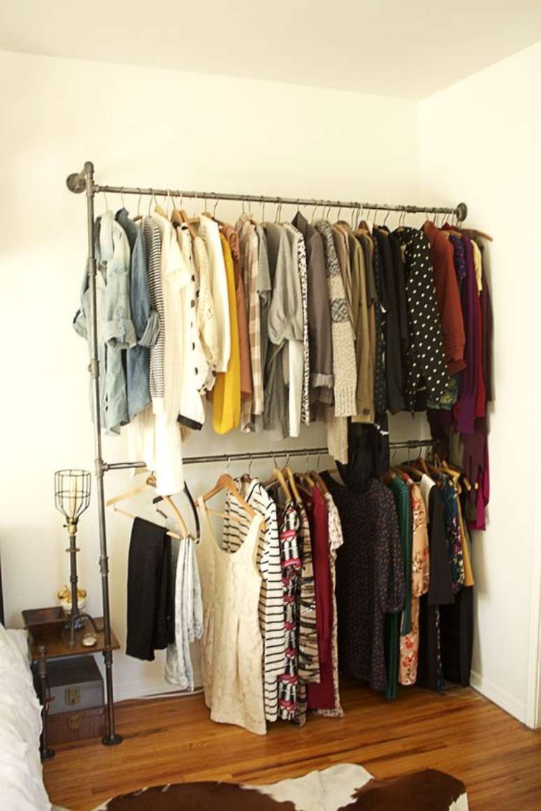 41. Aprenda como fazer um closet no quarto pequeno – via: Hello DIY