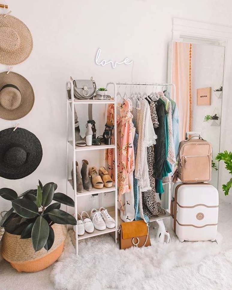 48. Estantes e araras são ótimas opções para seu closet – Via: Estilo Próprio by sir