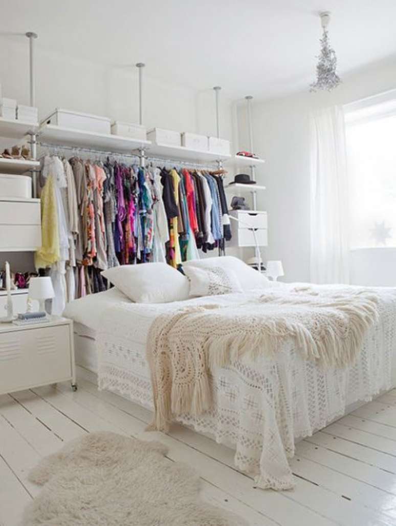 4. O closet atrás da cama fica organizado – Via: House Beautiful