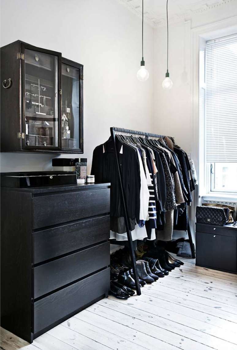 51. Como fazer um closet preto e elegante – Via: Pinterest