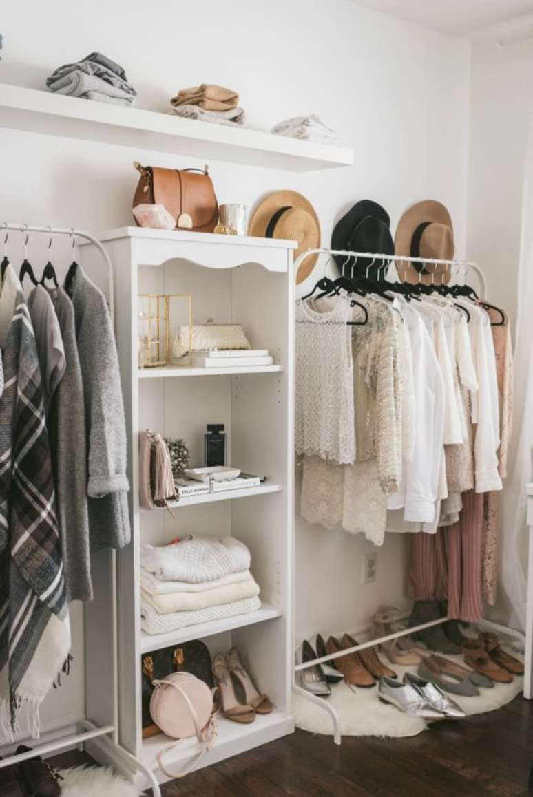 53. Closet simples no quarto pequeno – Via: Pinterest