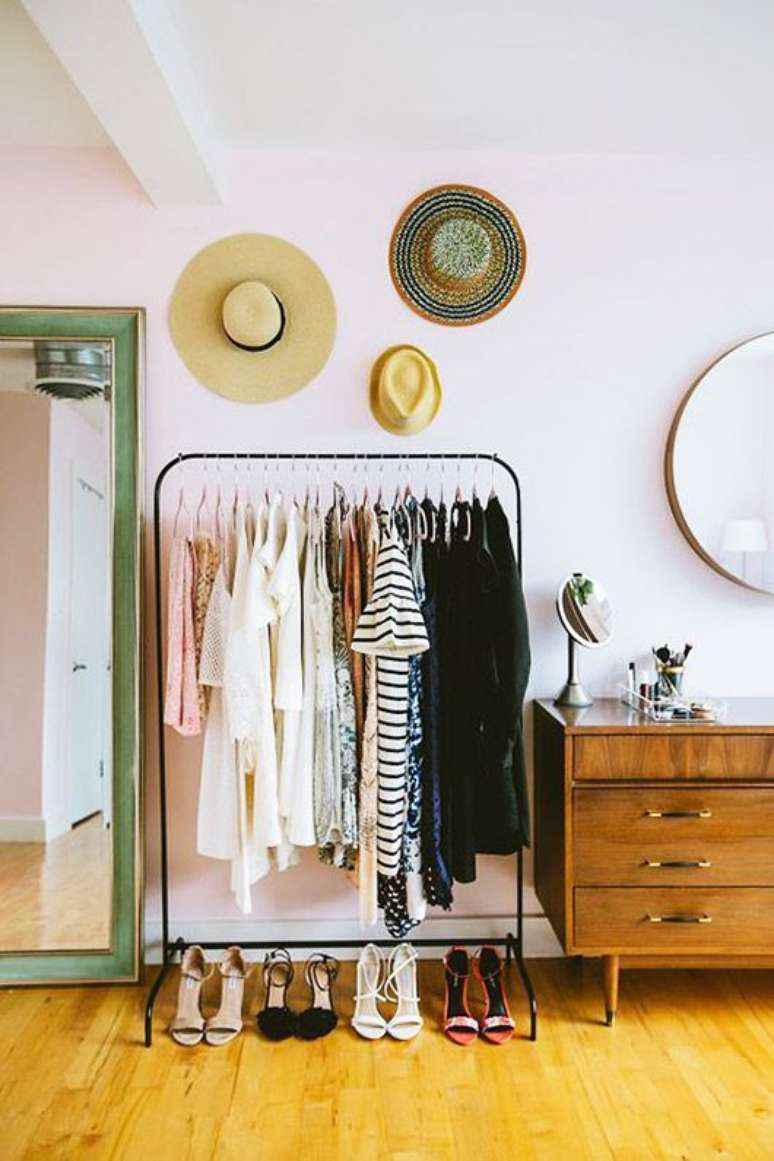 60. Quarto com closet simples – Via: SF Girl By Bay