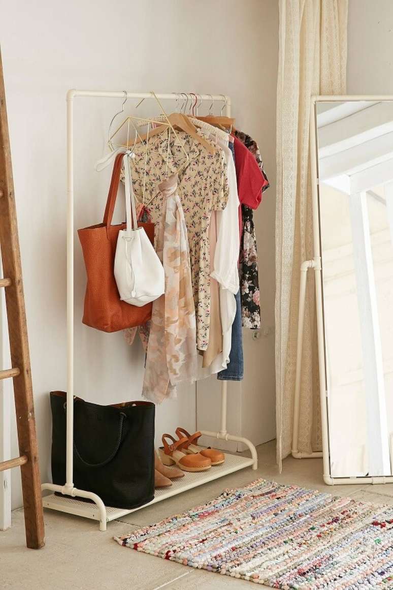 62. Closet simples no canto do quarto – Via: Urban Outfitters