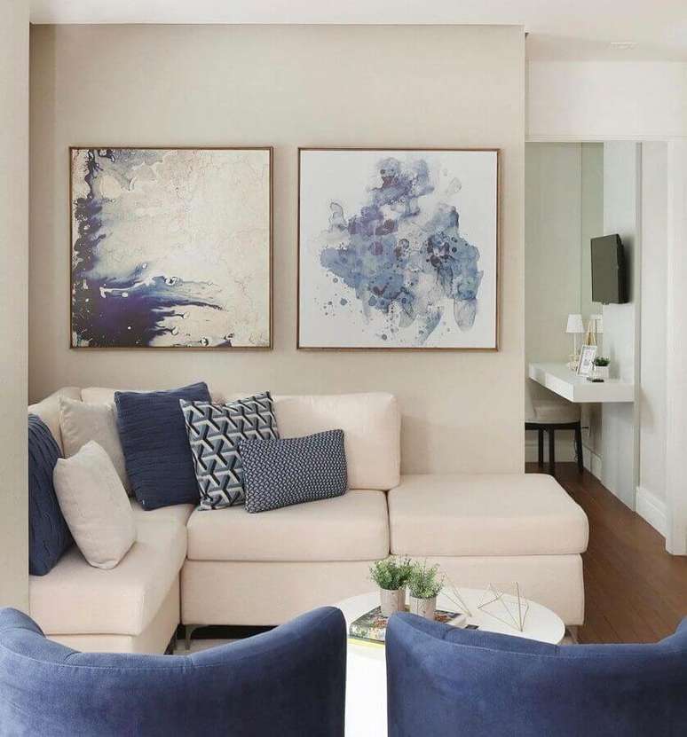 20. Decoração em cores claras para sala com detalhes em azul para almofadas e quadros – Foto: Pinterest
