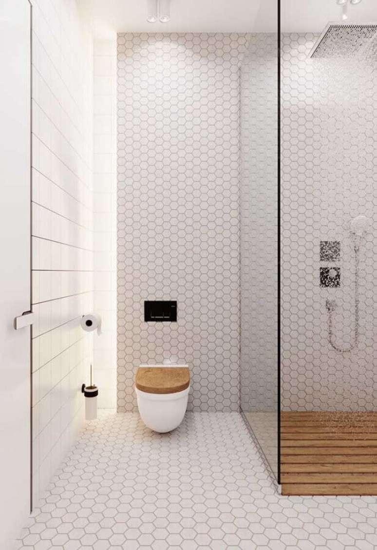 21. Cores claras de parede para banheiro minimalista com revestimento hexagonal – Foto: Behance