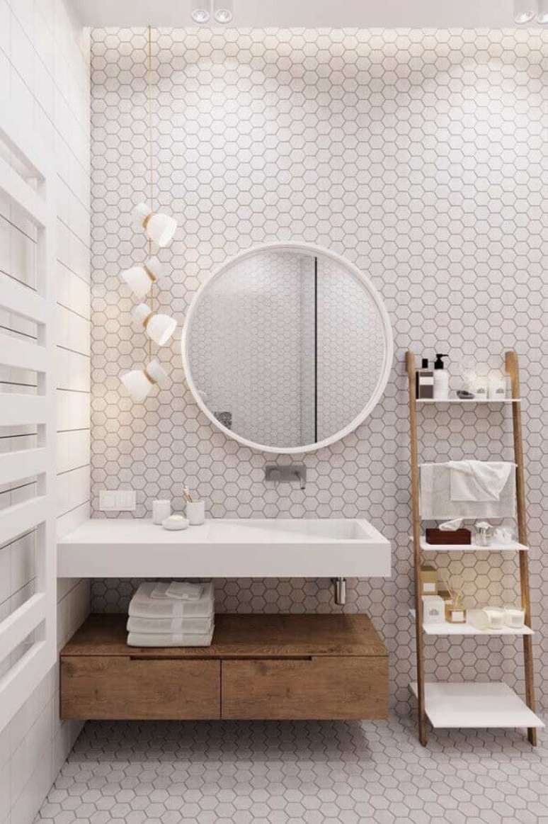 22. Decoração moderna com revestimento hexagonal para banheiro com cores claras de parede – Foto: Pinterest