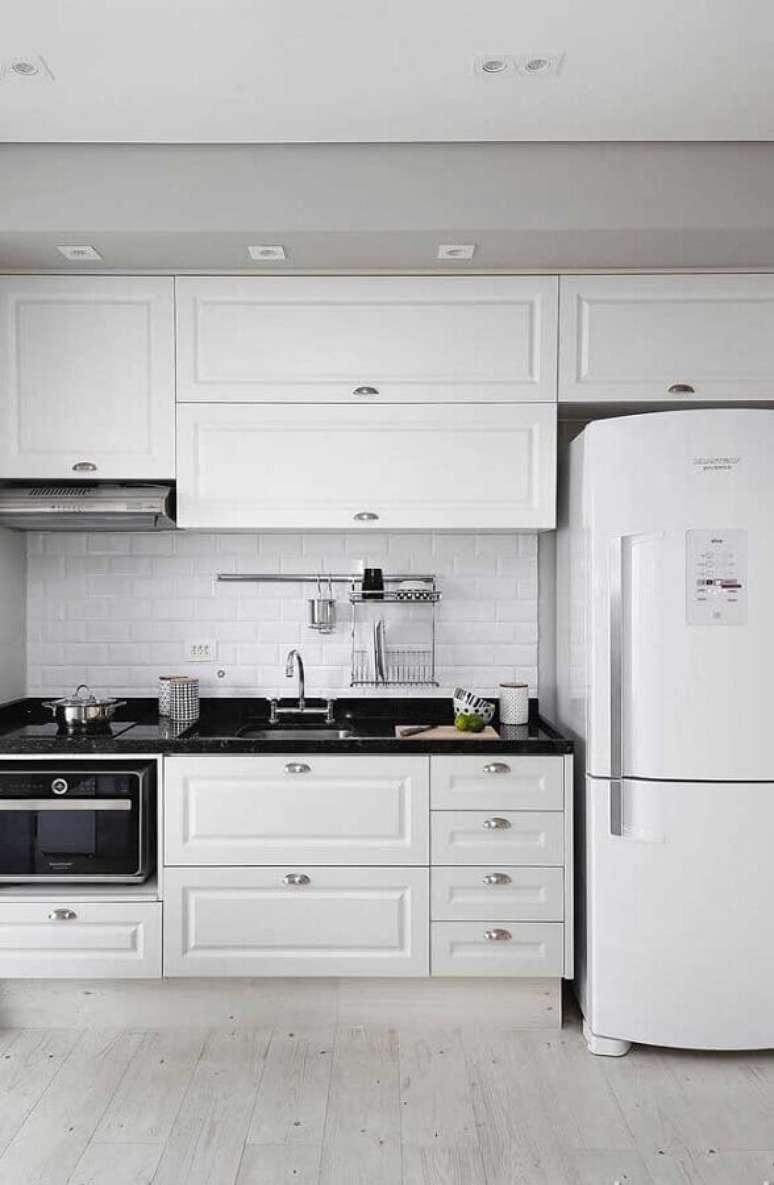 25. Cores claras para cozinha planejada com armários brancos com design vintage – Foto: Home Fashion Trend