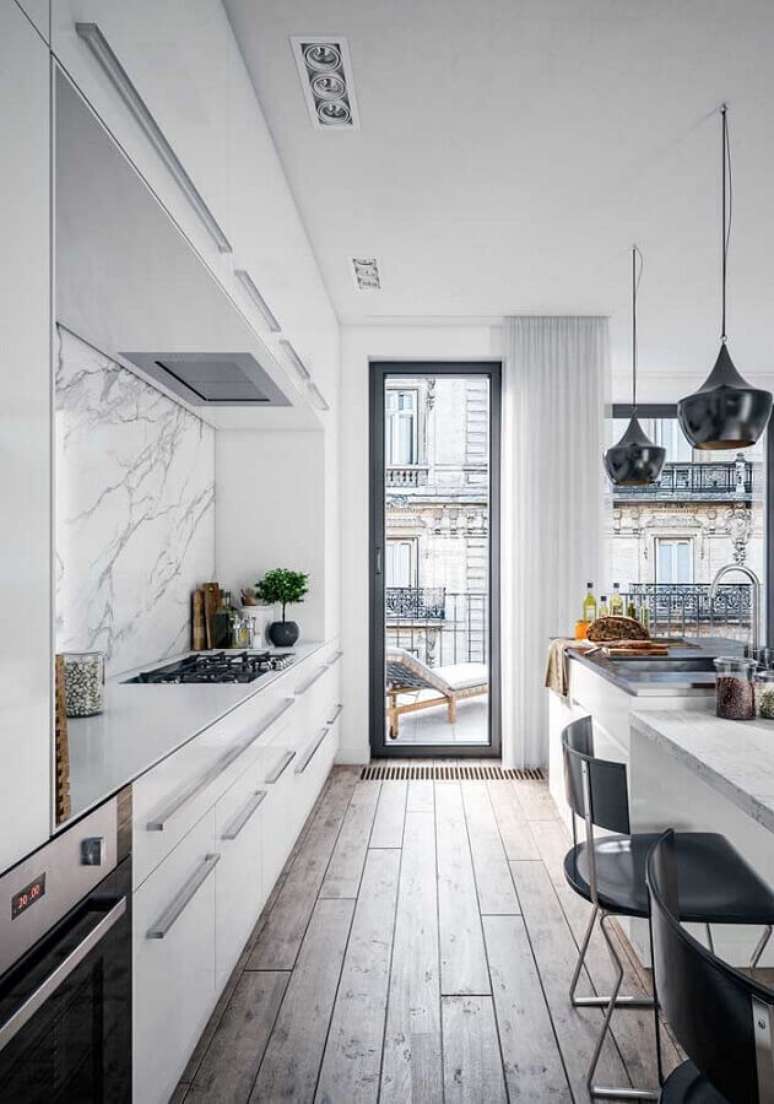 26. Cores claras para cozinha moderna decorada com revestimento de mármore e pendentes pretos – Foto: Archilovers