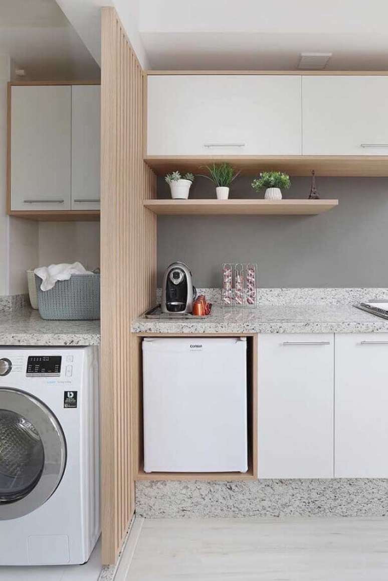 28. Cores claras para cozinha decorada com divisória de madeira para área de serviço – Foto: Archtizer