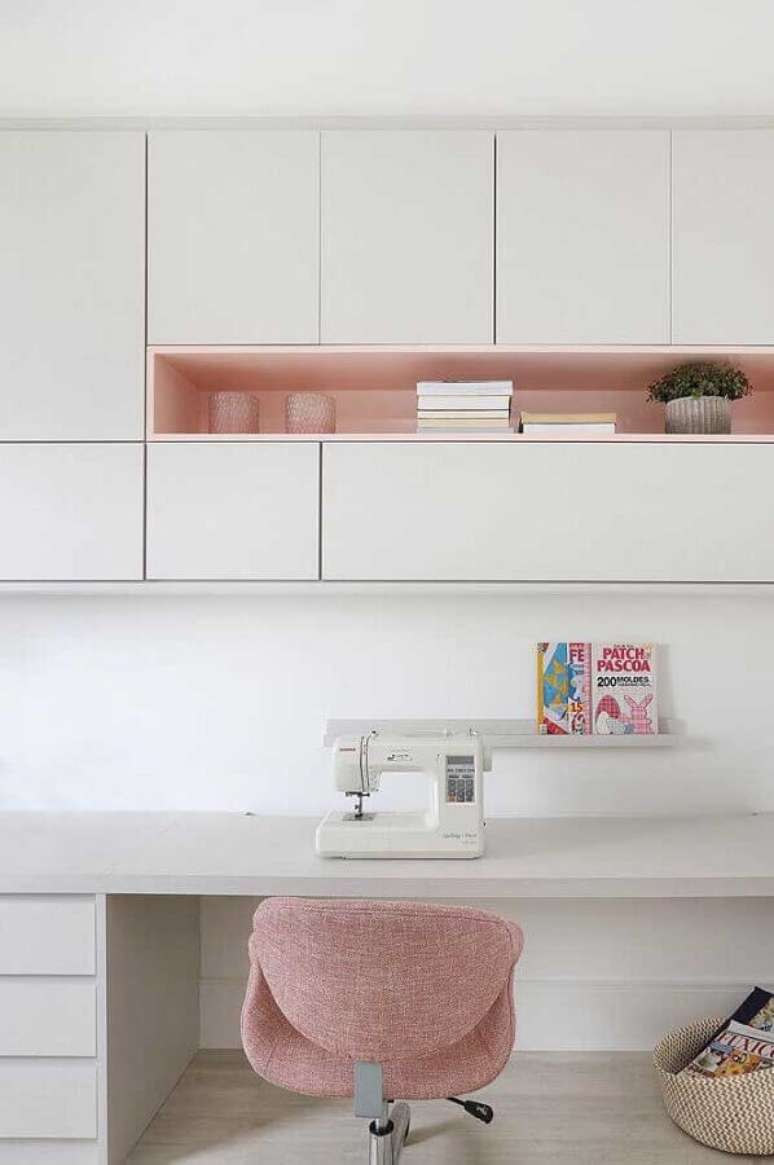 4. Delicadeza com os móveis brancos com detalhes cor de rosa para o home office em cores claras – Foto: Pinterest
