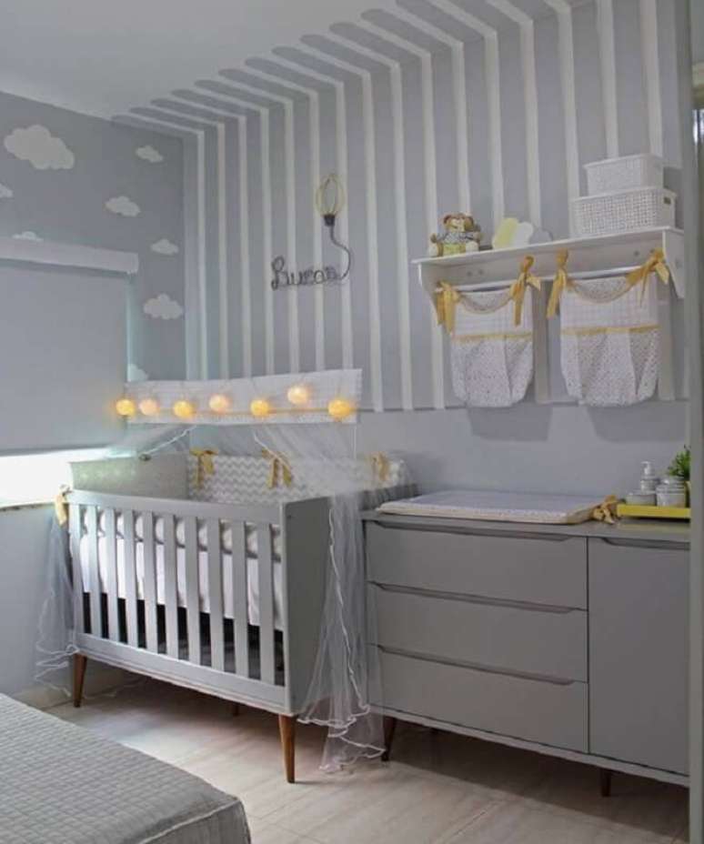 31. Cores claras para quarto de bebê cinza e branco decorado com papéis de parede diferentes – Foto: Arkpad