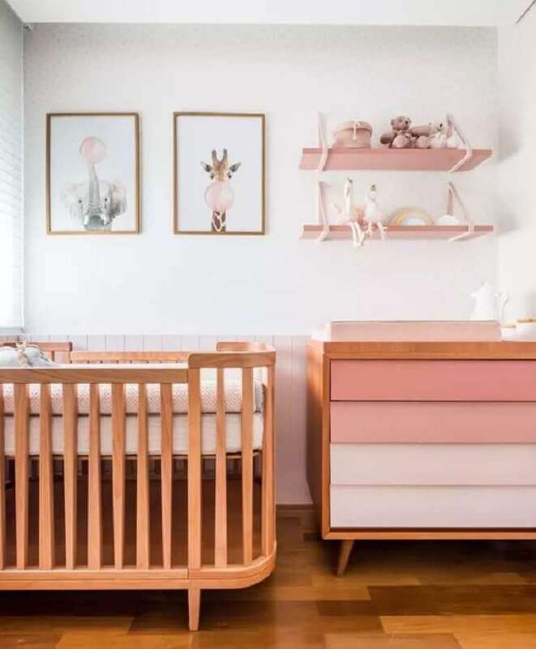 33. Cores claras para quarto de bebê branco e rosa com móveis de madeira – Foto: Pinterest