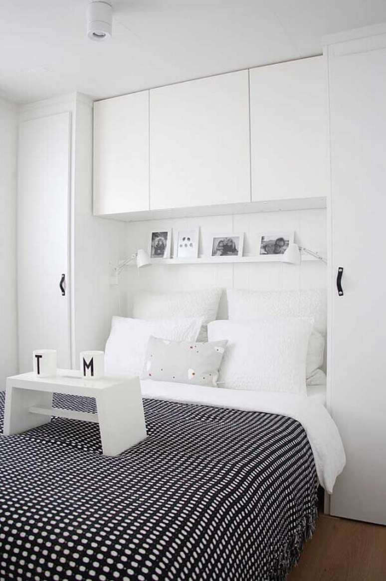 36. Cores claras para quarto de casal todo branco com jogo de cama preto estampado – Foto: Deavita