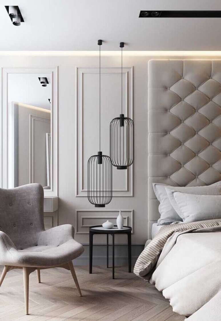 37. Cores claras para quarto de casal sofisticado decorado com cabeceira estofada e boiserie – Foto: Architonic