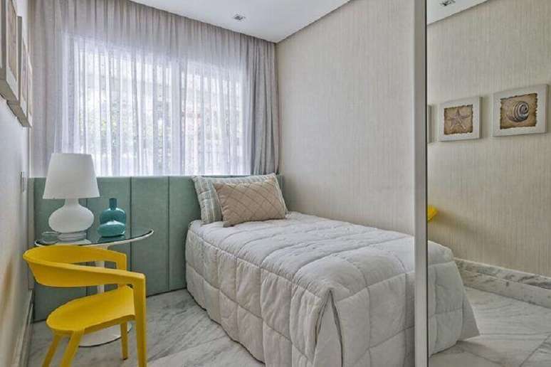 38. Cores claras para quarto de solteiro decorado com cabeceira verde menta e cadeira amarela – Foto: Samara Barbosa