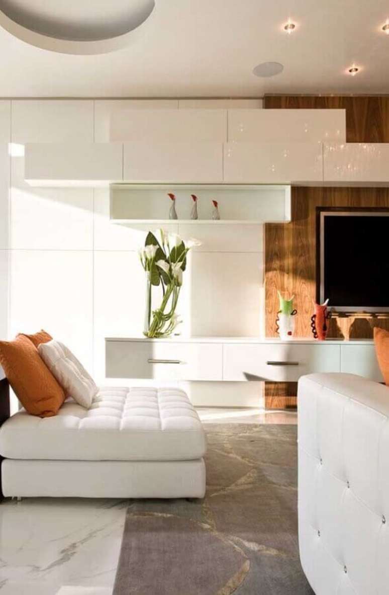 44. Cores claras para sala sofisticada decorada com painel de madeira para TV – Foto: Houzz